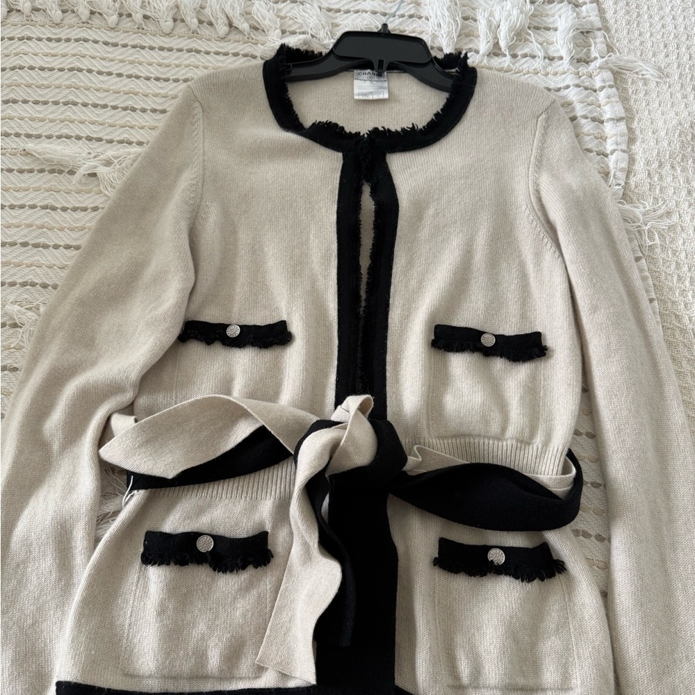 CHANEL 100%cashmere Ecru w/Black fringe trimmed cardigan silver CC buttons Sz 42 - Picture 4 of 10